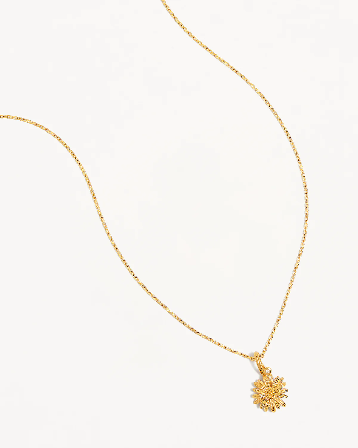 1498-18k-gold-vermeil-daisy-april-birth-flower-necklace-4.webp 18k Gold Vermeil Daisy April Birth Flower Necklace