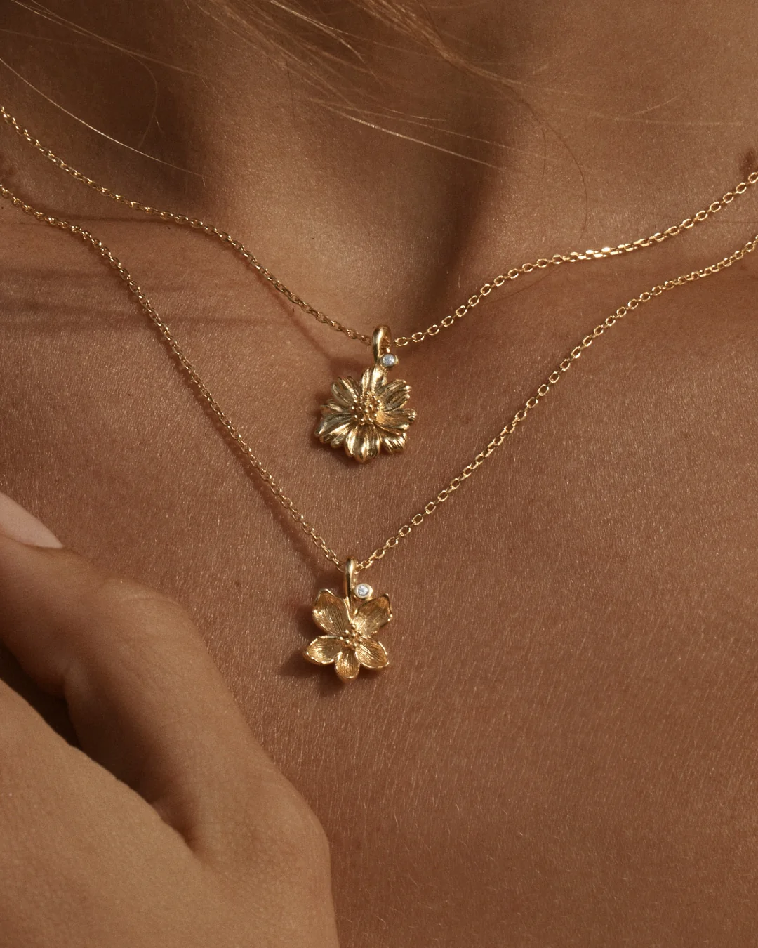 1555-18k-gold-vermeil-cosmos-october-birth-flower-necklace-6.webp 18k Gold Vermeil Cosmos October Birth Flower Necklace