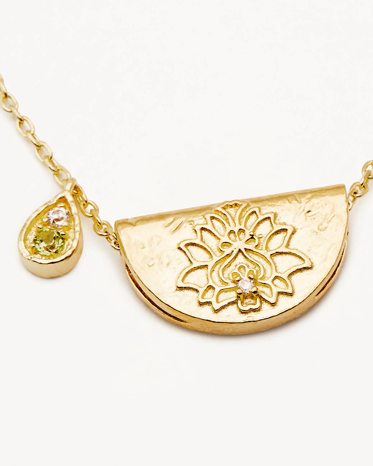 916-18k-gold-vermeil-lotus-birthstone-necklace-august-peridot-3.webp 18k Gold Vermeil Lotus Birthstone Necklace - August - Peridot
